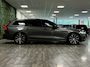 Volvo V60 T8 AWD Recharge Plus Dark | Vol! | Schuifdak | Trekhaak | 360 Camera | Head-Up Display | 455pk | All Season banden | Harman Kardon | Adaptieve Cruise Control | Stoelverwarming voor+achter | Stuurwielverwarming | 18 Inch | Pilot Assist | BLIS Dode Hoek Detectie | Elektrische voorstoelen geheugen | R-Design Contour stoelen met wit stiksel en bies | Zitting verlenging voorstoelen | Google Infotainment | Privacy Glass | Keyless Drive | Parkeersensoren voor+achter | Elektrisch bedienbare achterklep | DAB Radio | Apple Carplay/Android Auto | Volvo On Call met mobiele App functie | Forest Lake Metallic |