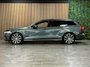 Volvo V60 T8 AWD Recharge Plus Dark | Vol! | Schuifdak | Trekhaak | 360 Camera | Head-Up Display | 455pk | All Season banden | Harman Kardon | Adaptieve Cruise Control | Stoelverwarming voor+achter | Stuurwielverwarming | 18 Inch | Pilot Assist | BLIS Dode Hoek Detectie | Elektrische voorstoelen geheugen | R-Design Contour stoelen met wit stiksel en bies | Zitting verlenging voorstoelen | Google Infotainment | Privacy Glass | Keyless Drive | Parkeersensoren voor+achter | Elektrisch bedienbare achterklep | DAB Radio | Apple Carplay/Android Auto | Volvo On Call met mobiele App functie | Forest Lake Metallic |