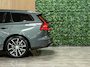 Volvo V60 T8 AWD Recharge Plus Dark | Vol! | Schuifdak | Trekhaak | 360 Camera | Head-Up Display | 455pk | All Season banden | Harman Kardon | Adaptieve Cruise Control | Stoelverwarming voor+achter | Stuurwielverwarming | 18 Inch | Pilot Assist | BLIS Dode Hoek Detectie | Elektrische voorstoelen geheugen | R-Design Contour stoelen met wit stiksel en bies | Zitting verlenging voorstoelen | Google Infotainment | Privacy Glass | Keyless Drive | Parkeersensoren voor+achter | Elektrisch bedienbare achterklep | DAB Radio | Apple Carplay/Android Auto | Volvo On Call met mobiele App functie | Forest Lake Metallic |
