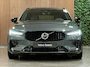 Volvo V60 T8 AWD Recharge Plus Dark | Vol! | Schuifdak | Trekhaak | 360 Camera | Head-Up Display | 455pk | All Season banden | Harman Kardon | Adaptieve Cruise Control | Stoelverwarming voor+achter | Stuurwielverwarming | 18 Inch | Pilot Assist | BLIS Dode Hoek Detectie | Elektrische voorstoelen geheugen | R-Design Contour stoelen met wit stiksel en bies | Zitting verlenging voorstoelen | Google Infotainment | Privacy Glass | Keyless Drive | Parkeersensoren voor+achter | Elektrisch bedienbare achterklep | DAB Radio | Apple Carplay/Android Auto | Volvo On Call met mobiele App functie | Forest Lake Metallic |