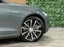 Volvo V60 T8 AWD Recharge Plus Dark | Vol! | Schuifdak | Trekhaak | 360 Camera | Head-Up Display | 455pk | All Season banden | Harman Kardon | Adaptieve Cruise Control | Stoelverwarming voor+achter | Stuurwielverwarming | 18 Inch | Pilot Assist | BLIS Dode Hoek Detectie | Elektrische voorstoelen geheugen | R-Design Contour stoelen met wit stiksel en bies | Zitting verlenging voorstoelen | Google Infotainment | Privacy Glass | Keyless Drive | Parkeersensoren voor+achter | Elektrisch bedienbare achterklep | DAB Radio | Apple Carplay/Android Auto | Volvo On Call met mobiele App functie | Forest Lake Metallic |