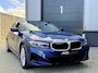 BMW 3-Serie Touring 320e LCi *90% SOH* Phytonicblau / Laser LED / Stuur/Stoelverwarming / Elek. Trekhaak / Apple Carplay / Adapt. Cruise / Keyless