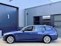 BMW 3-Serie Touring 320e LCi *90% SOH* Phytonicblau / Laser LED / Stuur/Stoelverwarming / Elek. Trekhaak / Apple Carplay / Adapt. Cruise / Keyless