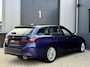BMW 3-Serie Touring 320e LCi *90% SOH* Phytonicblau / Laser LED / Stuur/Stoelverwarming / Elek. Trekhaak / Apple Carplay / Adapt. Cruise / Keyless