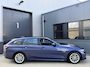 BMW 3-Serie Touring 320e LCi *90% SOH* Phytonicblau / Laser LED / Stuur/Stoelverwarming / Elek. Trekhaak / Apple Carplay / Adapt. Cruise / Keyless