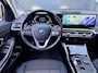 BMW 3-Serie Touring 320e LCi *90% SOH* Phytonicblau / Laser LED / Stuur/Stoelverwarming / Elek. Trekhaak / Apple Carplay / Adapt. Cruise / Keyless