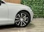 Volvo V60 T6 AWD Recharge Ultra Dark | Trekhaak | Schuifdak | Head-Up Display | Harman Kardon | Adaptieve Cruise Control | Stoelverwarming voor+achter | Stuurwielverwarming | 18 Inch | Full LED Meesturende koplampen | Parkeercamera | Pilot Assist | BLIS Dode Hoek Detectie | Elektrische voorstoelen geheugen | Lederen bekleding | Zitting verlenging voorstoelen | Lederen dashboard | Google Infotainment | Keyless Drive | Parkeersensoren voor+achter | Privacy Glass | Elektrisch bedienbare achterklep | DAB Radio | Apple Carplay/Android Auto | Volvo On Call met mobiele App functie | Onyx Black Metallic |