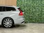 Volvo V60 T6 AWD Recharge Ultra Dark | Trekhaak | Schuifdak | Head-Up Display | Harman Kardon | Adaptieve Cruise Control | Stoelverwarming voor+achter | Stuurwielverwarming | 18 Inch | Full LED Meesturende koplampen | Parkeercamera | Pilot Assist | BLIS Dode Hoek Detectie | Elektrische voorstoelen geheugen | Lederen bekleding | Zitting verlenging voorstoelen | Lederen dashboard | Google Infotainment | Keyless Drive | Parkeersensoren voor+achter | Privacy Glass | Elektrisch bedienbare achterklep | DAB Radio | Apple Carplay/Android Auto | Volvo On Call met mobiele App functie | Onyx Black Metallic |
