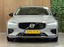 Volvo V60 T6 AWD Recharge Ultra Dark | Trekhaak | Schuifdak | Head-Up Display | Harman Kardon | Adaptieve Cruise Control | Stoelverwarming voor+achter | Stuurwielverwarming | 18 Inch | Full LED Meesturende koplampen | Parkeercamera | Pilot Assist | BLIS Dode Hoek Detectie | Elektrische voorstoelen geheugen | Lederen bekleding | Zitting verlenging voorstoelen | Lederen dashboard | Google Infotainment | Keyless Drive | Parkeersensoren voor+achter | Privacy Glass | Elektrisch bedienbare achterklep | DAB Radio | Apple Carplay/Android Auto | Volvo On Call met mobiele App functie | Onyx Black Metallic |