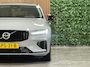 Volvo V60 T6 AWD Recharge Ultra Dark | Trekhaak | Schuifdak | Head-Up Display | Harman Kardon | Adaptieve Cruise Control | Stoelverwarming voor+achter | Stuurwielverwarming | 18 Inch | Full LED Meesturende koplampen | Parkeercamera | Pilot Assist | BLIS Dode Hoek Detectie | Elektrische voorstoelen geheugen | Lederen bekleding | Zitting verlenging voorstoelen | Lederen dashboard | Google Infotainment | Keyless Drive | Parkeersensoren voor+achter | Privacy Glass | Elektrisch bedienbare achterklep | DAB Radio | Apple Carplay/Android Auto | Volvo On Call met mobiele App functie | Onyx Black Metallic |