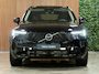 Volvo XC90 T8 AWD Recharge Ultra Dark | Facelift | Luchtvering | Trekhaak | 360 Camera | Head-Up Display | Harman Kardon | 455pk | Adaptieve Cruise Control | Stoelverwarming voor+achter | Stuurwielverwarming | Schuifdak | Full LED Meesturende koplampen | Pilot Assist | BLIS Dode Hoek Detectie | Alcantara hemelbekleding | Lederen zonnekleppen en handgrepen | Elektrische voorstoelen geheugen | Quilted Nordico bekleding | Zitting verlenging voorstoelen | Lederen dashboard | 21 Inch | Google Infotainment | Keyless Drive | Privacy Glass | Elektrisch bedienbare achterklep | Geïntegreerd kinderzitje achterin | Geïntegreerde zongordijnen achterportieren | Verlichte instaplijsten | 7-Persoons | 4-Zone Climate Control | DAB Radio | Apple Carplay/Android Auto | Alarm Klasse III | Onyx Black Metallic |