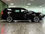 Volvo XC90 T8 AWD Recharge Ultra Dark | Facelift | Luchtvering | Trekhaak | 360 Camera | Head-Up Display | Harman Kardon | 455pk | Adaptieve Cruise Control | Stoelverwarming voor+achter | Stuurwielverwarming | Schuifdak | Full LED Meesturende koplampen | Pilot Assist | BLIS Dode Hoek Detectie | Alcantara hemelbekleding | Lederen zonnekleppen en handgrepen | Elektrische voorstoelen geheugen | Quilted Nordico bekleding | Zitting verlenging voorstoelen | Lederen dashboard | 21 Inch | Google Infotainment | Keyless Drive | Privacy Glass | Elektrisch bedienbare achterklep | Geïntegreerd kinderzitje achterin | Geïntegreerde zongordijnen achterportieren | Verlichte instaplijsten | 7-Persoons | 4-Zone Climate Control | DAB Radio | Apple Carplay/Android Auto | Alarm Klasse III | Onyx Black Metallic |