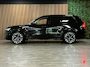 Volvo XC90 T8 AWD Recharge Ultra Dark | Facelift | Luchtvering | Trekhaak | 360 Camera | Head-Up Display | Harman Kardon | 455pk | Adaptieve Cruise Control | Stoelverwarming voor+achter | Stuurwielverwarming | Schuifdak | Full LED Meesturende koplampen | Pilot Assist | BLIS Dode Hoek Detectie | Alcantara hemelbekleding | Lederen zonnekleppen en handgrepen | Elektrische voorstoelen geheugen | Quilted Nordico bekleding | Zitting verlenging voorstoelen | Lederen dashboard | 21 Inch | Google Infotainment | Keyless Drive | Privacy Glass | Elektrisch bedienbare achterklep | Geïntegreerd kinderzitje achterin | Geïntegreerde zongordijnen achterportieren | Verlichte instaplijsten | 7-Persoons | 4-Zone Climate Control | DAB Radio | Apple Carplay/Android Auto | Alarm Klasse III | Onyx Black Metallic |