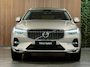 Volvo XC60 T6 AWD Recharge Plus Bright | Trekhaak | 360° Camera | Harman Kardon | Adaptieve Cruise Control | Stoelverwarming voor+achter | Stuurwielverwarming | Schuifdak | Full LED Meesturende koplampen | Pilot Assist | BLIS Dode Hoek Detectie | Elektrische voorstoelen geheugen | Lederen bekleding | Zitting verlenging voorstoelen | 19 Inch | Google Infotainment | Keyless Drive | Privacy Glass | Elektrisch bedienbare achterklep | DAB Radio | Apple Carplay/Android Auto | Draadloos telefoon opladen | Volvo On Call met mobiele App functie | Bright Dusk Metallic |