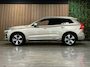 Volvo XC60 T6 AWD Recharge Plus Bright | Trekhaak | 360° Camera | Harman Kardon | Adaptieve Cruise Control | Stoelverwarming voor+achter | Stuurwielverwarming | Schuifdak | Full LED Meesturende koplampen | Pilot Assist | BLIS Dode Hoek Detectie | Elektrische voorstoelen geheugen | Lederen bekleding | Zitting verlenging voorstoelen | 19 Inch | Google Infotainment | Keyless Drive | Privacy Glass | Elektrisch bedienbare achterklep | DAB Radio | Apple Carplay/Android Auto | Draadloos telefoon opladen | Volvo On Call met mobiele App functie | Bright Dusk Metallic |