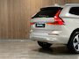 Volvo XC60 T6 AWD Recharge Plus Bright | Trekhaak | 360° Camera | Harman Kardon | Adaptieve Cruise Control | Stoelverwarming voor+achter | Stuurwielverwarming | Schuifdak | Full LED Meesturende koplampen | Pilot Assist | BLIS Dode Hoek Detectie | Elektrische voorstoelen geheugen | Lederen bekleding | Zitting verlenging voorstoelen | 19 Inch | Google Infotainment | Keyless Drive | Privacy Glass | Elektrisch bedienbare achterklep | DAB Radio | Apple Carplay/Android Auto | Draadloos telefoon opladen | Volvo On Call met mobiele App functie | Bright Dusk Metallic |