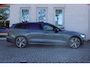 Volvo V60 T6 Plug-in hybrid AWD Plus Dark Apple carplay / Android auto | Nappaleder met ventilatie | Panoramadak | 19" lichtmetalen velgen | Achterbank verwarmd | Getint glas achter | Stoel- en stuurverwarming |