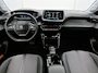 Peugeot e-208 136pk EV Allure Pack 50 kWh Automaat | Achteruitrijcamera | Climate Control | Cruise Control | Parkeersensoren | Stoelverwarming | Stof/kunstleder | Keyless | Apple Carplay / Android Auto | DAB+ radio | Led koplampen | Donker getint glas | 16" lichtmetalen velgen |
