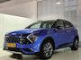 Kia Sportage 1.6 T-GDi Hybrid GT-PlusLine Super complete uitvoering met zwart dak, Elektr. Schuif/kantel dak, Stuur/Stoel ventilatie & verwarming, Harman Kardon Premium audio installatie, Elektr. stoelverstelling met geheugen, Elektr. Achterklep.