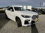 BMW X6 M50d 400 PK xDrive High Executive M Sport Trekhaak Laser licht Panoramadak Sky Lounge Achterasbesturing Stoelventilatie en Massage