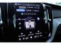 Volvo XC60 T8 Plug-in hybrid AWD Ultimate Dark | Stuurverwarming | Stoelverwarming | Apple Carplay | Trekhaak | Panoramadak | Lederen bekleding | Achterbank verwarmd | 360 graden camera |