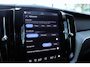 Volvo XC60 T8 Plug-in hybrid AWD Ultimate Dark | Stuurverwarming | Stoelverwarming | Apple Carplay | Trekhaak | Panoramadak | Lederen bekleding | Achterbank verwarmd | 360 graden camera |