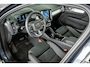 Volvo XC40 B4 197PK Plus Dark | 360 | Pixel Led | Trekhaak | Panoramadak | Getint Glas
