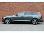 Volvo V60 T6 Plug-in hybrid AWD Plus Dark | Adaptive Cruise & Pilot Assist | Panoramadak met Schuif-/Kantelfunctie | Harman Kardon Premium Audio | Verwarmbare voorstoelen, achterbank en stuurwiel | 19 inch Lichtmetalen velgen