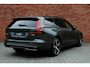 Volvo V60 T6 Plug-in hybrid AWD Plus Dark | Adaptive Cruise & Pilot Assist | Panoramadak met Schuif-/Kantelfunctie | Harman Kardon Premium Audio | Verwarmbare voorstoelen, achterbank en stuurwiel | 19 inch Lichtmetalen velgen