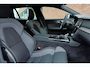 Volvo V60 T6 Plug-in hybrid AWD Plus Dark | Adaptive Cruise & Pilot Assist | Panoramadak met Schuif-/Kantelfunctie | Harman Kardon Premium Audio | Verwarmbare voorstoelen, achterbank en stuurwiel | 19 inch Lichtmetalen velgen
