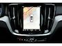 Volvo V60 T6 Plug-in hybrid AWD Plus Dark | Adaptive Cruise & Pilot Assist | Panoramadak met Schuif-/Kantelfunctie | Harman Kardon Premium Audio | Verwarmbare voorstoelen, achterbank en stuurwiel | 19 inch Lichtmetalen velgen
