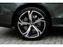 Volvo V60 T6 Plug-in hybrid AWD Plus Dark | Adaptive Cruise & Pilot Assist | Panoramadak met Schuif-/Kantelfunctie | Harman Kardon Premium Audio | Verwarmbare voorstoelen, achterbank en stuurwiel | 19 inch Lichtmetalen velgen
