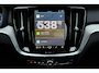 Volvo V60 T6 Plug-in hybrid AWD Plus Dark | Adaptive Cruise & Pilot Assist | Panoramadak met Schuif-/Kantelfunctie | Harman Kardon Premium Audio | Verwarmbare voorstoelen, achterbank en stuurwiel | 19 inch Lichtmetalen velgen