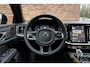 Volvo V60 T6 Plug-in hybrid AWD Plus Dark | Adaptive Cruise & Pilot Assist | Panoramadak met Schuif-/Kantelfunctie | Harman Kardon Premium Audio | Verwarmbare voorstoelen, achterbank en stuurwiel | 19 inch Lichtmetalen velgen