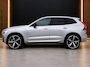 Volvo XC60 2.0 R-Design 398PK AWD Long Range | Pano | H&K | Orrefors | Leder | Memory | Carplay - Android | Keyless | 360 | Trekhaak | Led | Adaptive Cruise | Stoelverwarming voor & achter | Stuurwielverwarming | Digital Dash | Dodehoek Detectie