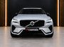Volvo XC60 2.0 R-Design 398PK AWD Long Range | Pano | H&K | Orrefors | Leder | Memory | Carplay - Android | Keyless | 360 | Trekhaak | Led | Adaptive Cruise | Stoelverwarming voor & achter | Stuurwielverwarming | Digital Dash | Dodehoek Detectie