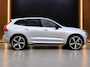 Volvo XC60 2.0 R-Design 398PK AWD Long Range | Pano | H&K | Orrefors | Leder | Memory | Carplay - Android | Keyless | 360 | Trekhaak | Led | Adaptive Cruise | Stoelverwarming voor & achter | Stuurwielverwarming | Digital Dash | Dodehoek Detectie