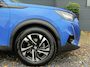 Peugeot 2008 1.2 PureTech Blue Lease Allure ✓2e Eigenaar✓360° Camera✓Draadloze telefoonlader✓Carplay✓6 bak✓Halfleder✓Navi✓Clima✓Cruise✓17'' Lmv✓Rijstrooksensor✓102pk✓Dealer onderhouden✓N.A.P✓Apk tot 04-2027