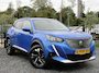 Peugeot 2008 1.2 PureTech Blue Lease Allure ✓2e Eigenaar✓360° Camera✓Draadloze telefoonlader✓Carplay✓6 bak✓Halfleder✓Navi✓Clima✓Cruise✓17'' Lmv✓Rijstrooksensor✓102pk✓Dealer onderhouden✓N.A.P✓Apk tot 04-2027
