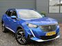 Peugeot 2008 1.2 PureTech Blue Lease Allure ✓2e Eigenaar✓360° Camera✓Draadloze telefoonlader✓Carplay✓6 bak✓Halfleder✓Navi✓Clima✓Cruise✓17'' Lmv✓Rijstrooksensor✓102pk✓Dealer onderhouden✓N.A.P✓Apk tot 04-2027