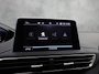 Peugeot 5008 1.2 PureTech Allure 7 Persoons Automaat (PANORAMADAK, APPLE CARPLAY, GROOT NAVI, 360 CAMERA, KEYLESS, SPORTSTOELEN, GETINT GLAS, LANE ASSIST, NIEUWSTAAT)