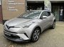 Toyota C-HR / C-HR+ 1.8 Hybrid Dynamic BLIND-SPOT STOEL/STUURVERWARMING CAMERA CLIMA PARK-SENSOREN KEYLESS AUTO-PARK 18" LM-VELGEN