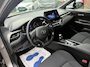 Toyota C-HR / C-HR+ 1.8 Hybrid Dynamic BLIND-SPOT STOEL/STUURVERWARMING CAMERA CLIMA PARK-SENSOREN KEYLESS AUTO-PARK 18" LM-VELGEN