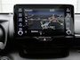 Toyota Yaris 1.5 Hybrid Style + | Panoramadak | Head-Up Display | Dodehoek detectie | Parkeersensoren Voor+achter | Draadloze telefoonlader | Navigatie | Apple CarPlay/Android Auto |