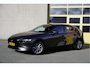 Mazda 3 3 2.0 e-SkyActiv-G M Hybrid 123PK! 5drs Comfort BJ2022 Lmv 16" | Led V+A | Pdc | Keyless entry | Afneembare trekhaak | Achteruitrijcamera | Navi | Head-up display | Climate control | Cruise control | Verwarmd stuur | Verwarmde voorstoelen | Getint glas
