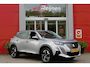 Peugeot 2008 1.2 130PK AUTOMAAT ALLURE PACK | TREKHAAK | ADAPTIVE CRUISE CONTROL | 3-D INSTRUMENTENPANEEL | NAVIGATIE | APPLE CARPLAY/ANDROID AUTO | LED KOPLAMPEN | CLIMATE CONTROL | 17" LICHTMETALEN VELGEN | ACHTERUITRIJ CAMERA | PARKEERSENSOREN | DAB+ RADIO | GETINTE RUITEN |