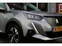 Peugeot 2008 1.2 130PK AUTOMAAT ALLURE PACK | TREKHAAK | ADAPTIVE CRUISE CONTROL | 3-D INSTRUMENTENPANEEL | NAVIGATIE | APPLE CARPLAY/ANDROID AUTO | LED KOPLAMPEN | CLIMATE CONTROL | 17" LICHTMETALEN VELGEN | ACHTERUITRIJ CAMERA | PARKEERSENSOREN | DAB+ RADIO | GETINTE RUITEN |