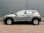 Hyundai Kona 1.0 T-GDI Comfort / Achteruitrijcamera / Apple CarPlay & Android Auto / Rijstrookassistent / Cruise control / Parkeersensoren achter / Lichtmetalen velgen / LED-dagrijverlichting / Multifunctioneel stuurwiel / Bluetooth / Airconditioning / Elektrisch verstelbare buitenspiegels / Elektrische ramen / Centrale deurvergrendeling met afstandsbediening / 6-versnellingsbak /