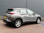 Hyundai Kona 1.0 T-GDI Comfort / Achteruitrijcamera / Apple CarPlay & Android Auto / Rijstrookassistent / Cruise control / Parkeersensoren achter / Lichtmetalen velgen / LED-dagrijverlichting / Multifunctioneel stuurwiel / Bluetooth / Airconditioning / Elektrisch verstelbare buitenspiegels / Elektrische ramen / Centrale deurvergrendeling met afstandsbediening / 6-versnellingsbak /