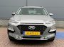 Hyundai Kona 1.0 T-GDI Comfort / Achteruitrijcamera / Apple CarPlay & Android Auto / Rijstrookassistent / Cruise control / Parkeersensoren achter / Lichtmetalen velgen / LED-dagrijverlichting / Multifunctioneel stuurwiel / Bluetooth / Airconditioning / Elektrisch verstelbare buitenspiegels / Elektrische ramen / Centrale deurvergrendeling met afstandsbediening / 6-versnellingsbak /